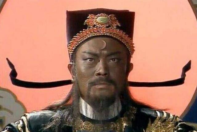 这位包拯没有月牙,皮肤也不黑,为人谦和.可以说是最不像包拯的包拯.