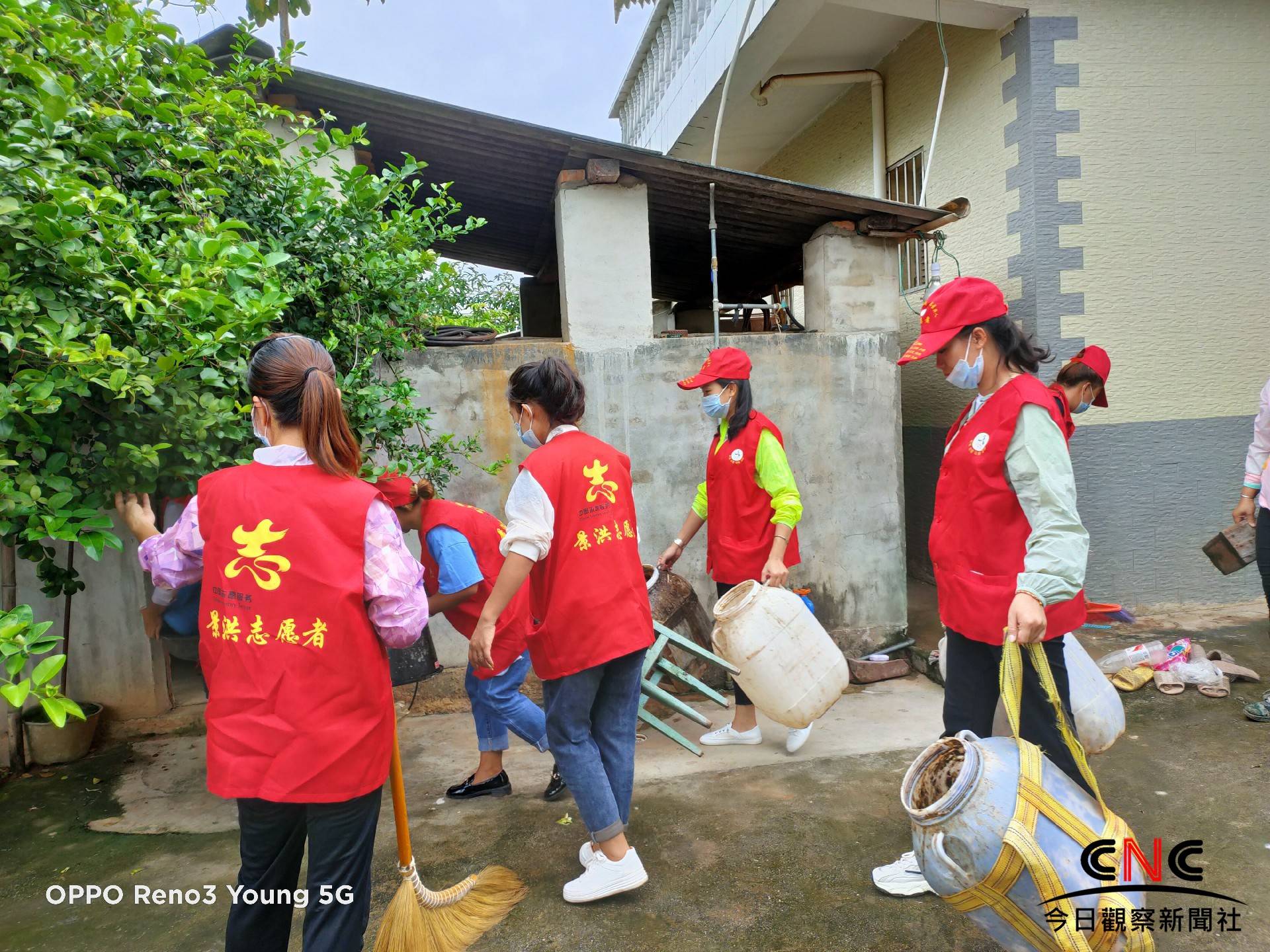 西双版纳景洪市曼法村委会雷锋志愿者走进村寨共建美丽家园