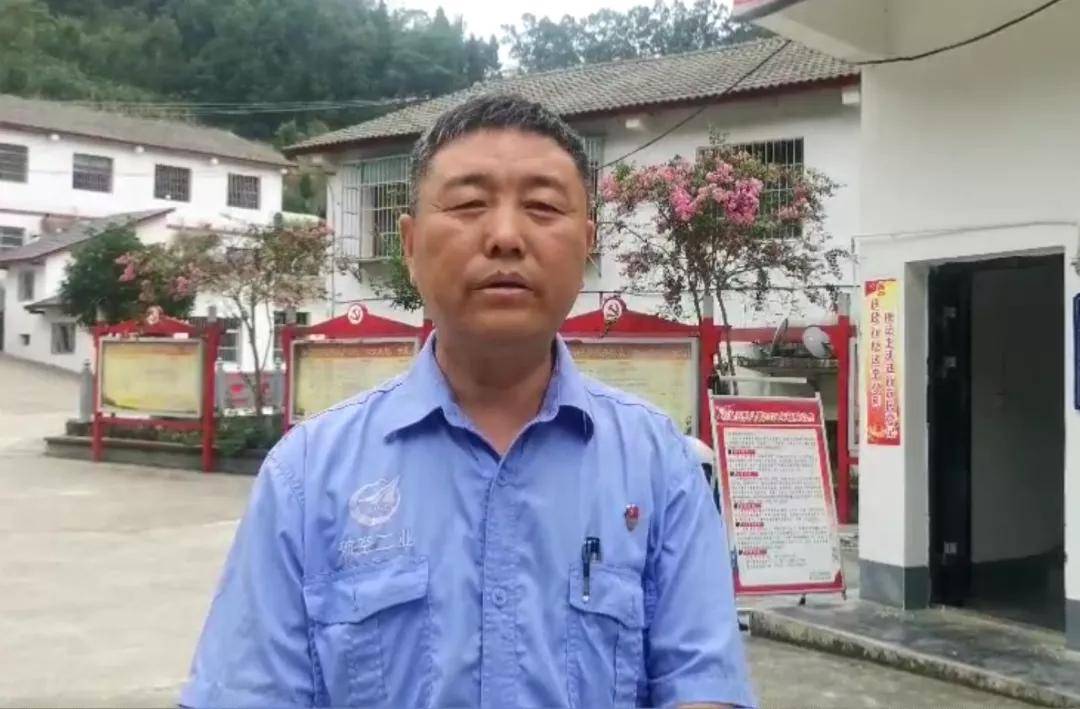 省派驻村第一书记邱卫东协同宏风机械厂 为刘家湾村学子举办升学礼并