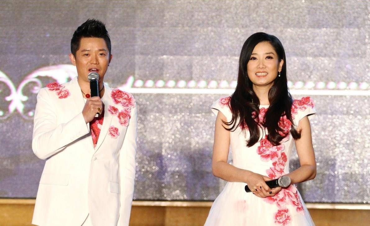 原创他们的歌被誉为广场舞神曲,被指拉低华语乐坛,凤凰传奇坎坷20年