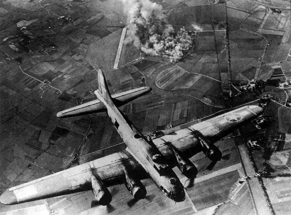 (上图)1943年初在西欧上空执行轰炸任务的美军b-17"空中堡垒"轰炸机