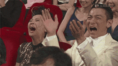 从电影一开始出现在大银幕上的短视频竖屏画面到电影里频繁提及的微信