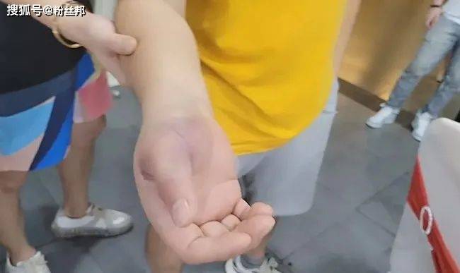 搞直播的走开点,虎牙集梦小胖街头斗殴,用法拉利劳斯莱斯堵车