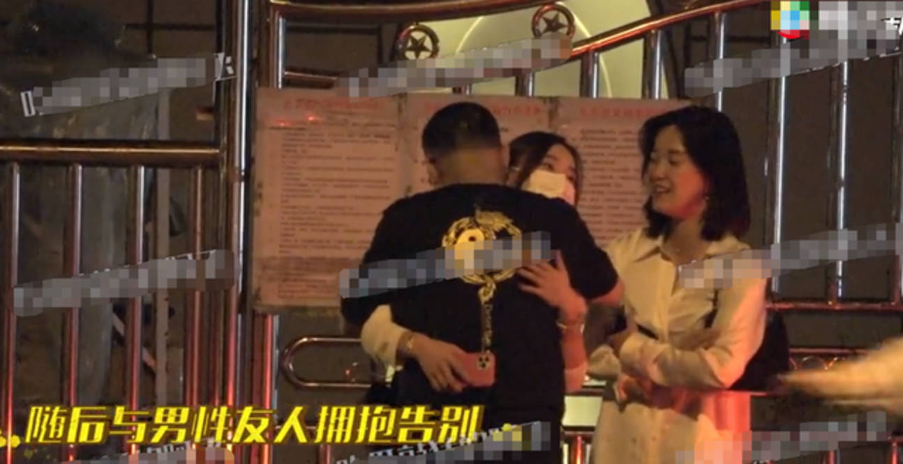 原创袁姗姗绯闻男友曝光,甜蜜互动看手机,一同去酒吧