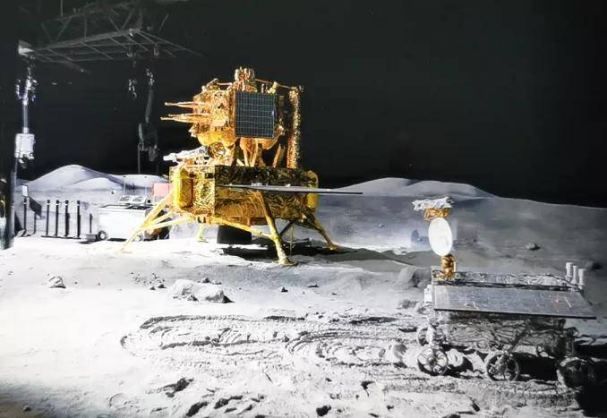 嫦娥五号探测器和玉兔二号月球车的高仿模型.赖鑫琳摄
