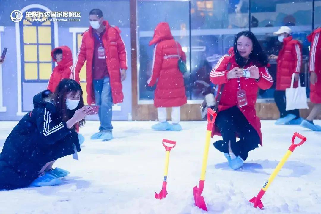 肇庆万达国家度假区冰雪体验馆开业现场馆内游玩内容包括:体验大型