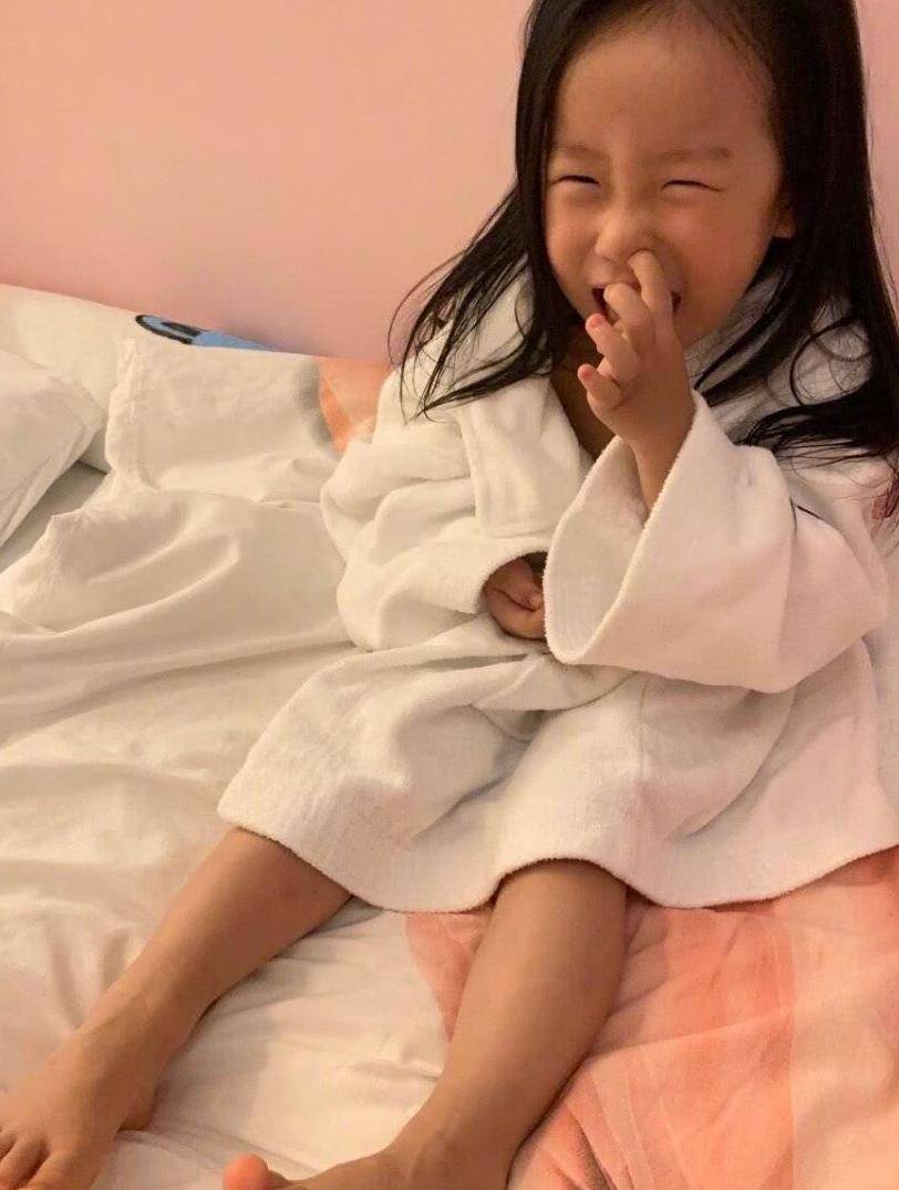 伊能静女儿近况曝光,5岁小米粒商场玩单车,父亲秦昊陪同照顾