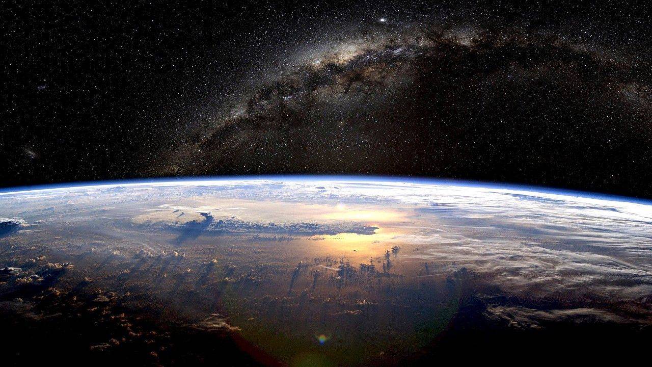 原创地球重达6亿亿亿公斤,在宇宙中悬浮旋转45亿年,动力何来?