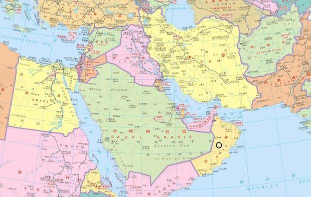 咱们打开一张西亚地图,这里有世界上面积最大的阿拉伯半岛,居半岛中间