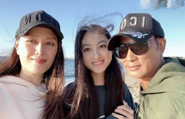 任晴佳穿露脐装小秀性感,身高已超模特妈咪,任达华担心女儿早恋