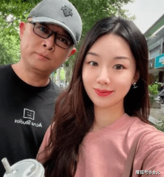 49岁孟非和老婆被偷拍,老婆身材纤细皮肤白皙,结婚28年恩爱如初_李雪