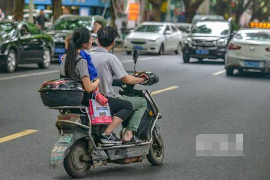 电动车不能载人,设计后座有何用?交警的解释也难令人信服