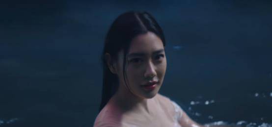 原创又一部网大烂片,《美人鱼》全片靠克拉拉吸眼球,全程"躺着演"