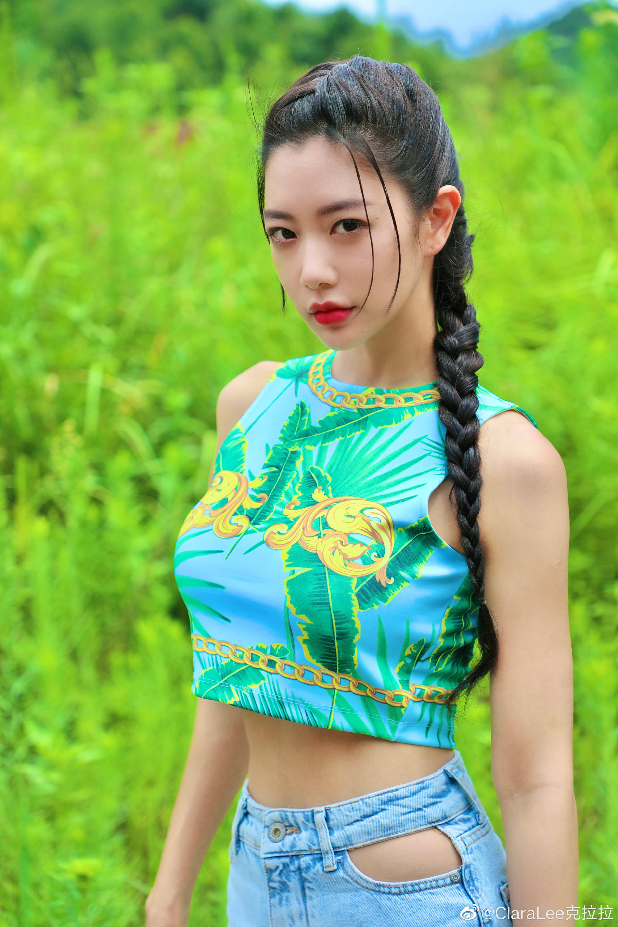 原创克拉拉现身户外拍美照,穿短款上衣秀小蛮腰,网友:这身材太好了