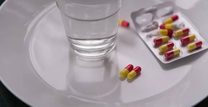 "头孢就酒,说走就走"?危险!服用这些药物千万别喝酒