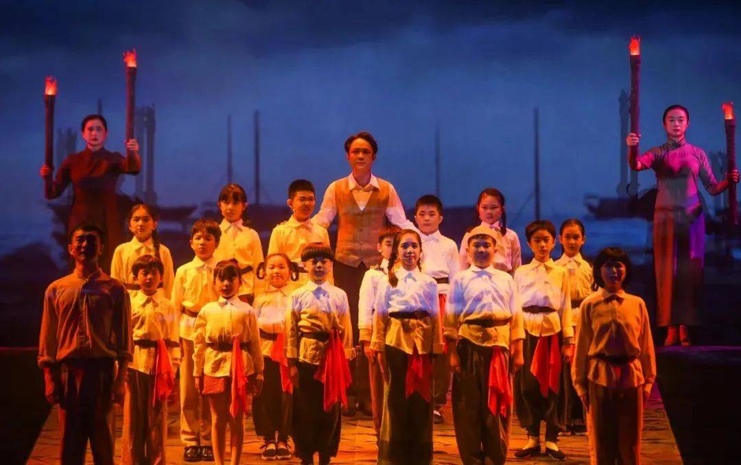 红色题材儿童剧《孩子剧团》首演,九旬老团员和小团员