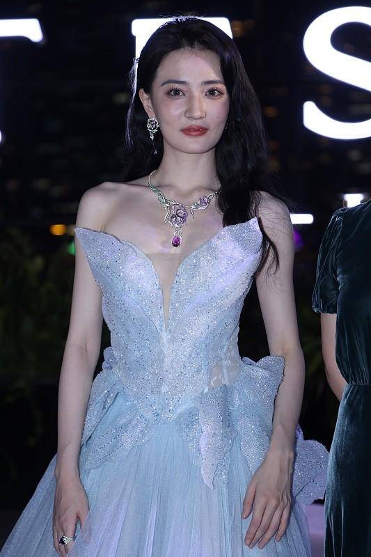 徐璐无修镜头暴露真实状态,身穿蓝色礼服裙,"骨感"身材挺吸睛