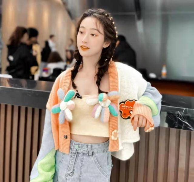 原创还记得"严莉莉"吗,刘美含长大有点不敢认,一身甜系穿搭好清纯