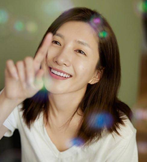 原创江疏影35岁生日,晒九宫格美照笑容甜美,曾被曝与胡歌同居试婚