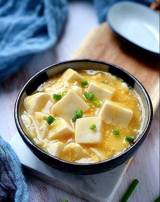 【菜名】:金沙豆腐 【所需食材】:内酯豆腐 1盒,咸鸭蛋 1个 调料所需