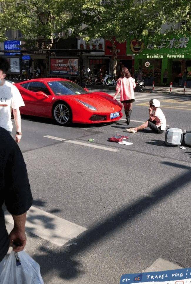 杭州小伙开法拉利撞上路人大喊不要报警因为车和女友都是别人的