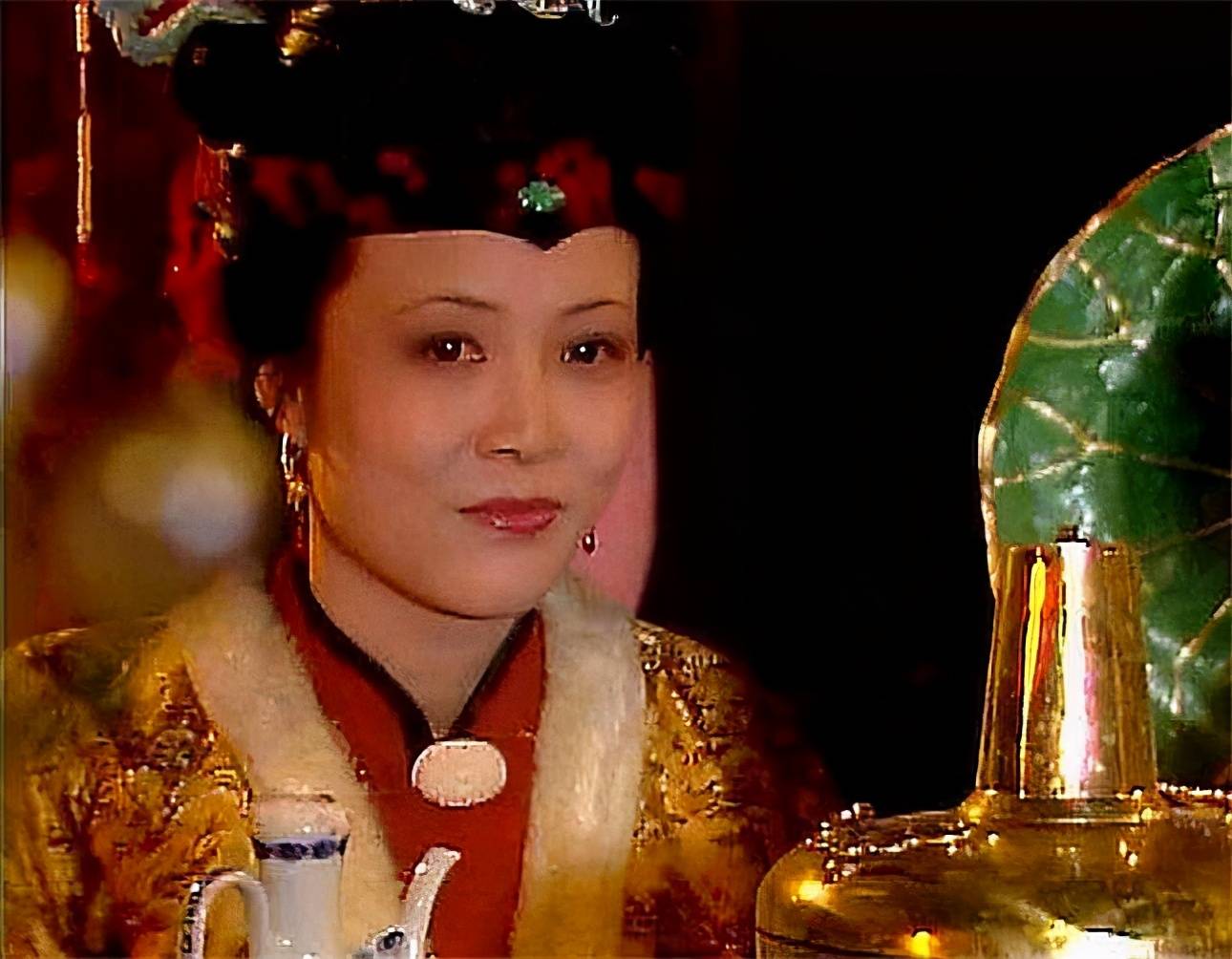 原本出十六两银子,两位婆婆都是咬着后槽牙出的,如今却让她们"雪上加