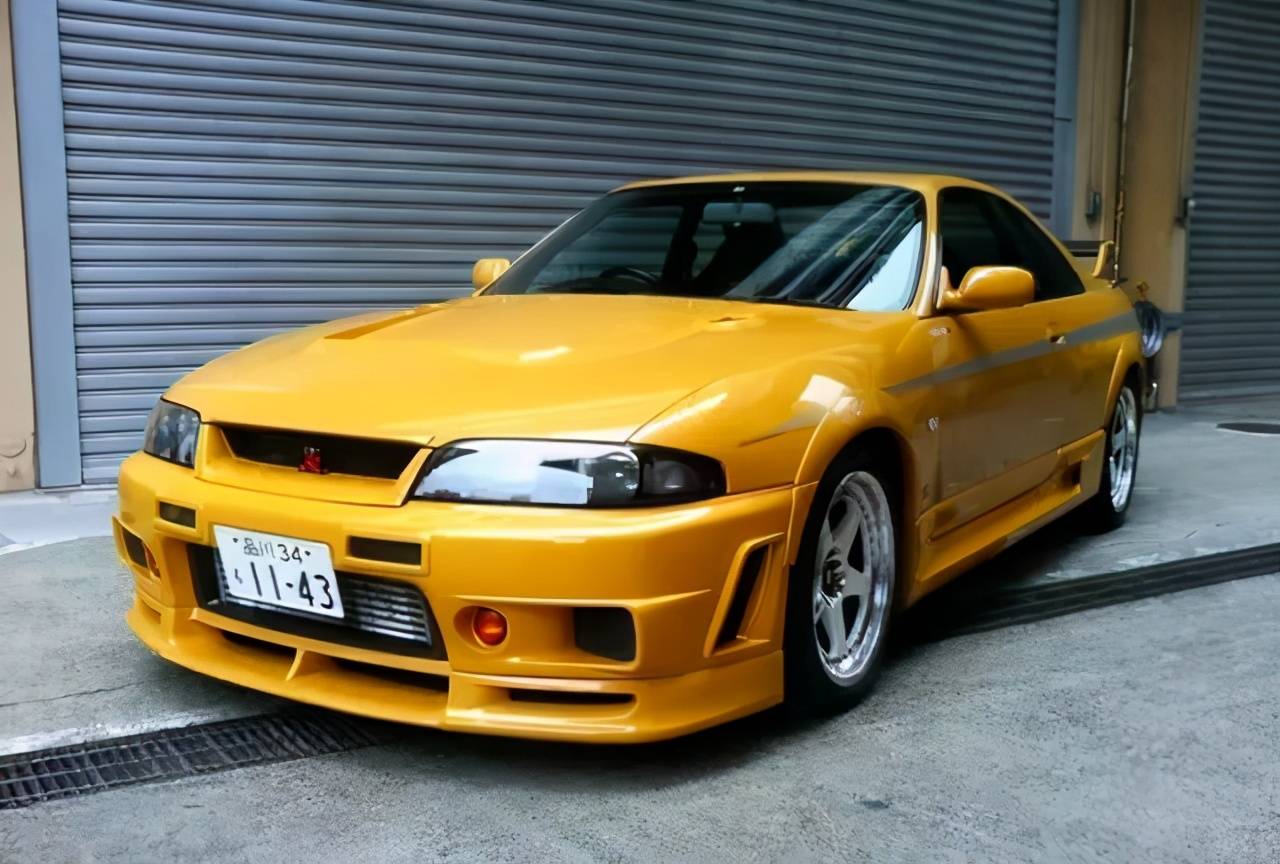 skyline gtr r34诞生于1999年,从这台车开始,gtr终于开始注重外观了