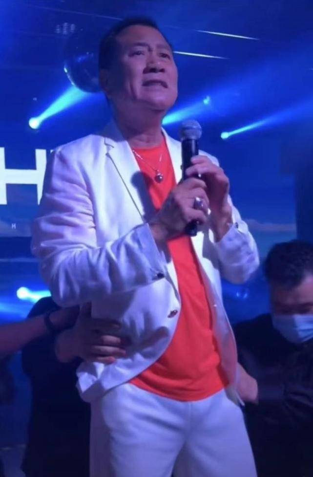 63岁万梓良酒吧商演,获壮汉保镖簇拥排场大,险些踩空摔倒太惊险