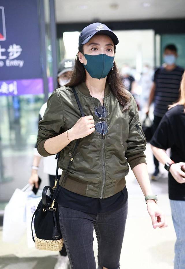 霍汶希真可以自己出道了,破洞牛仔裤遮不住细腿,配夹克潇洒利落