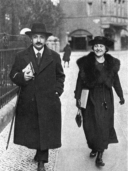 1922年,爱因斯坦和第二任妻子艾尔莎
