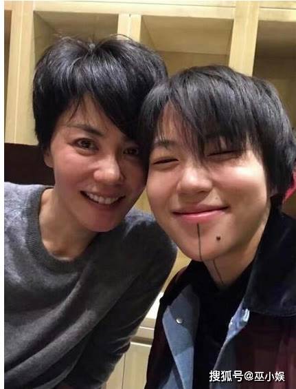 原创窦靖童晒近照?一头短发个性十足,与男性举止亲密不避嫌