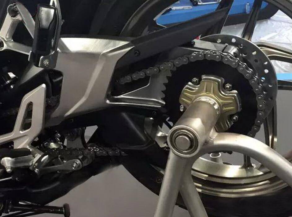 全球首款300cc级单摇臂机车302cc引擎前后碟刹