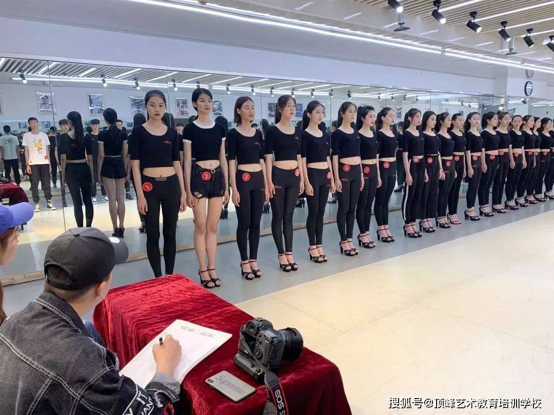 模特空乘艺考班,火热招募中_顶峰教育