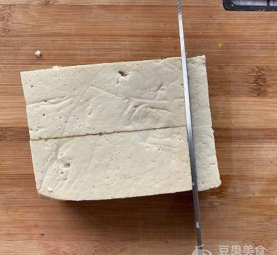 5,老豆腐一块,切一厘米左右厚片6,摆到烤盘上7,用刀在表面划三刀,利于