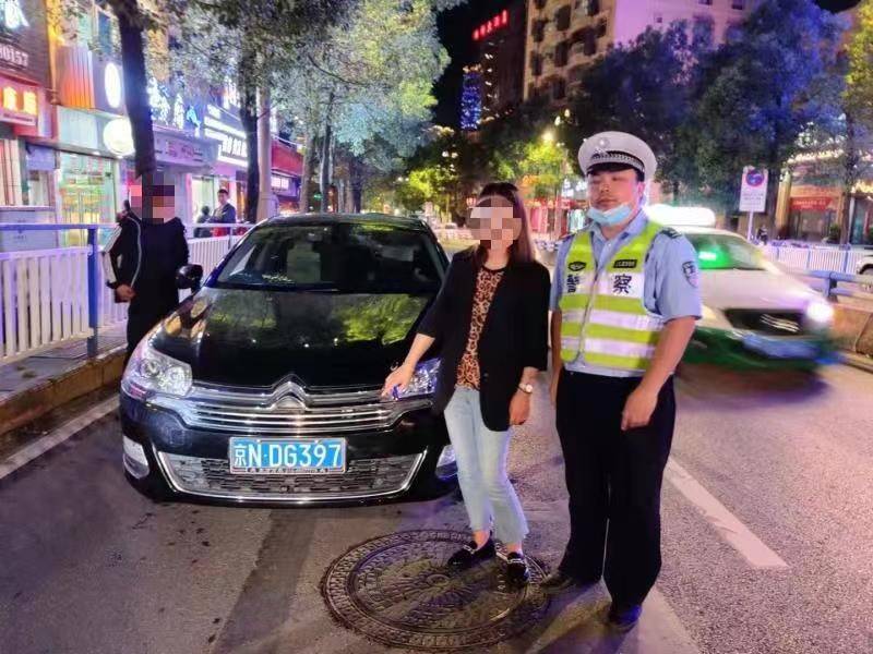 城口警方:一女司机酒驾上路被查