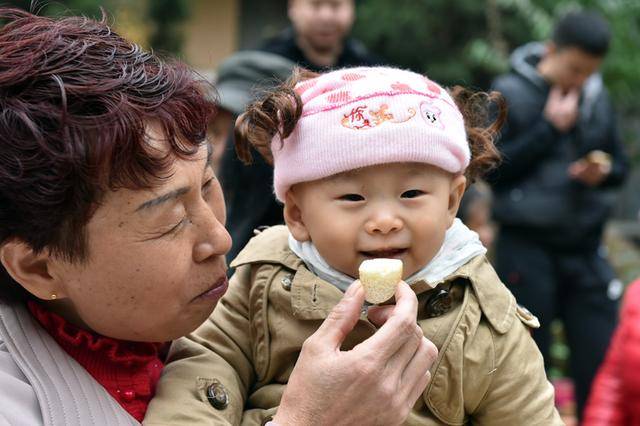 为何奶奶带的孩子比较乖?知道原因后,妈妈又生气又心酸