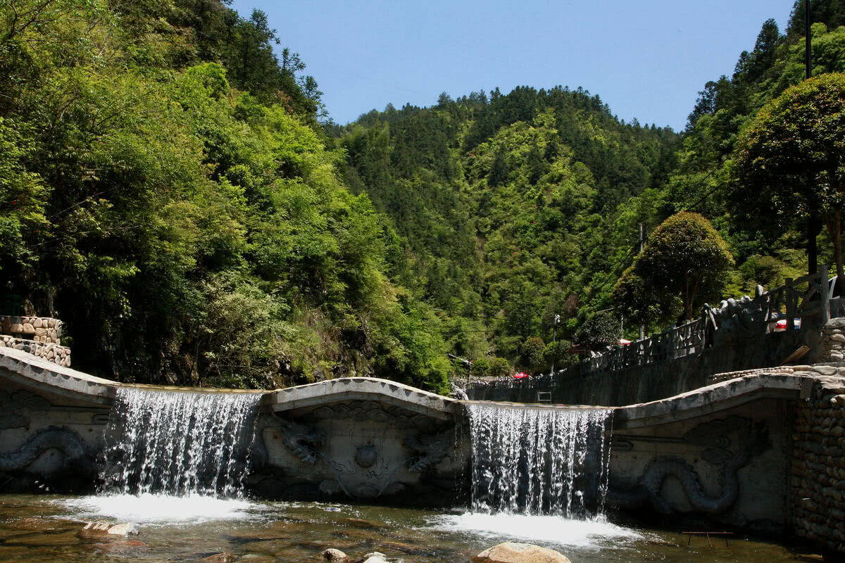 原创浙江一处以山岳森林为背景的景观,是国家重点风景名胜区