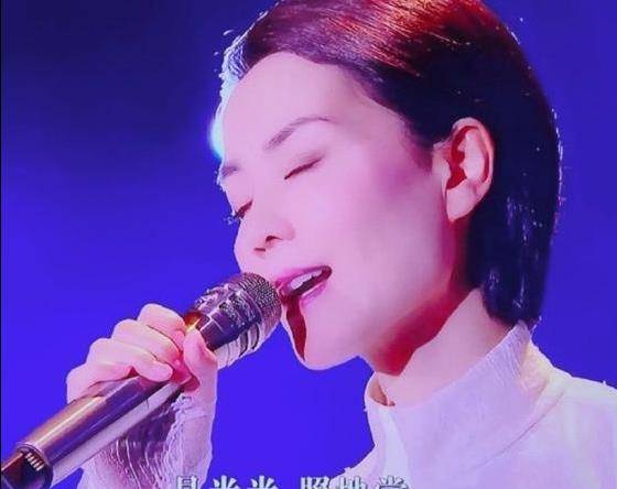 原创王菲新造型被曝,与24年前判若一人,谢霆锋表情亮了