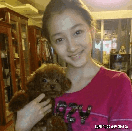 原创带你看看关晓彤豪宅装修:内部设计奢华有爱,酒柜里放满名贵的酒