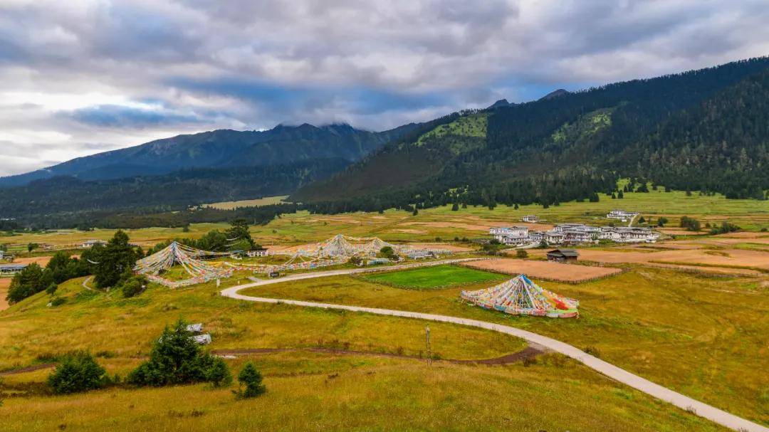 鲁朗扎西岗村 郑胜日/摄第二天早上可以逛逛鲁朗的扎西岗村,高山牧场