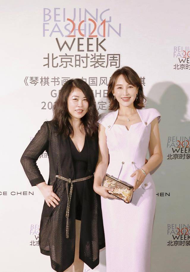 岳丽娜亮相北京时装周造型吸睛尽显风雅之姿