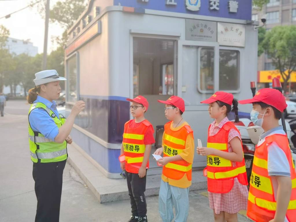 微靖江靖江交警部门开展小手拉大手文明交通劝导宣传活动