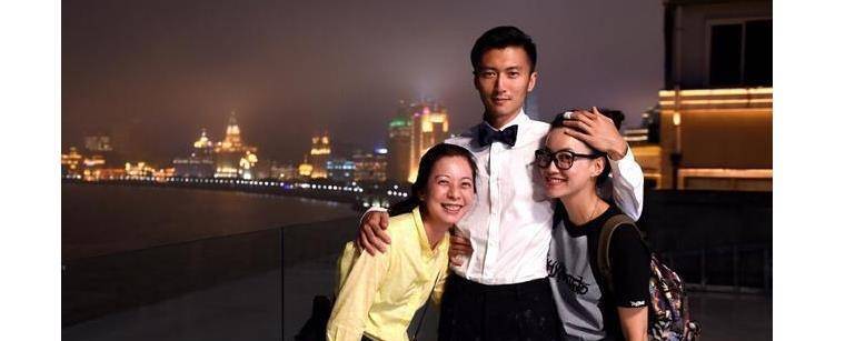 谢霆锋高调晒全家福身边两个重要女人同框出现疑暗示新家庭