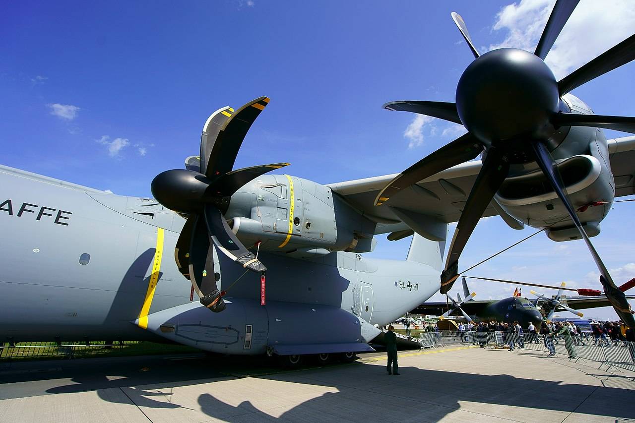 c-17使用的涡扇发动机相比欧洲产的a400m涡桨发动机,优势在哪?