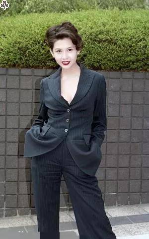"性感女神"关秀媚:30岁成为全港男人的梦中情人,后来情归何处