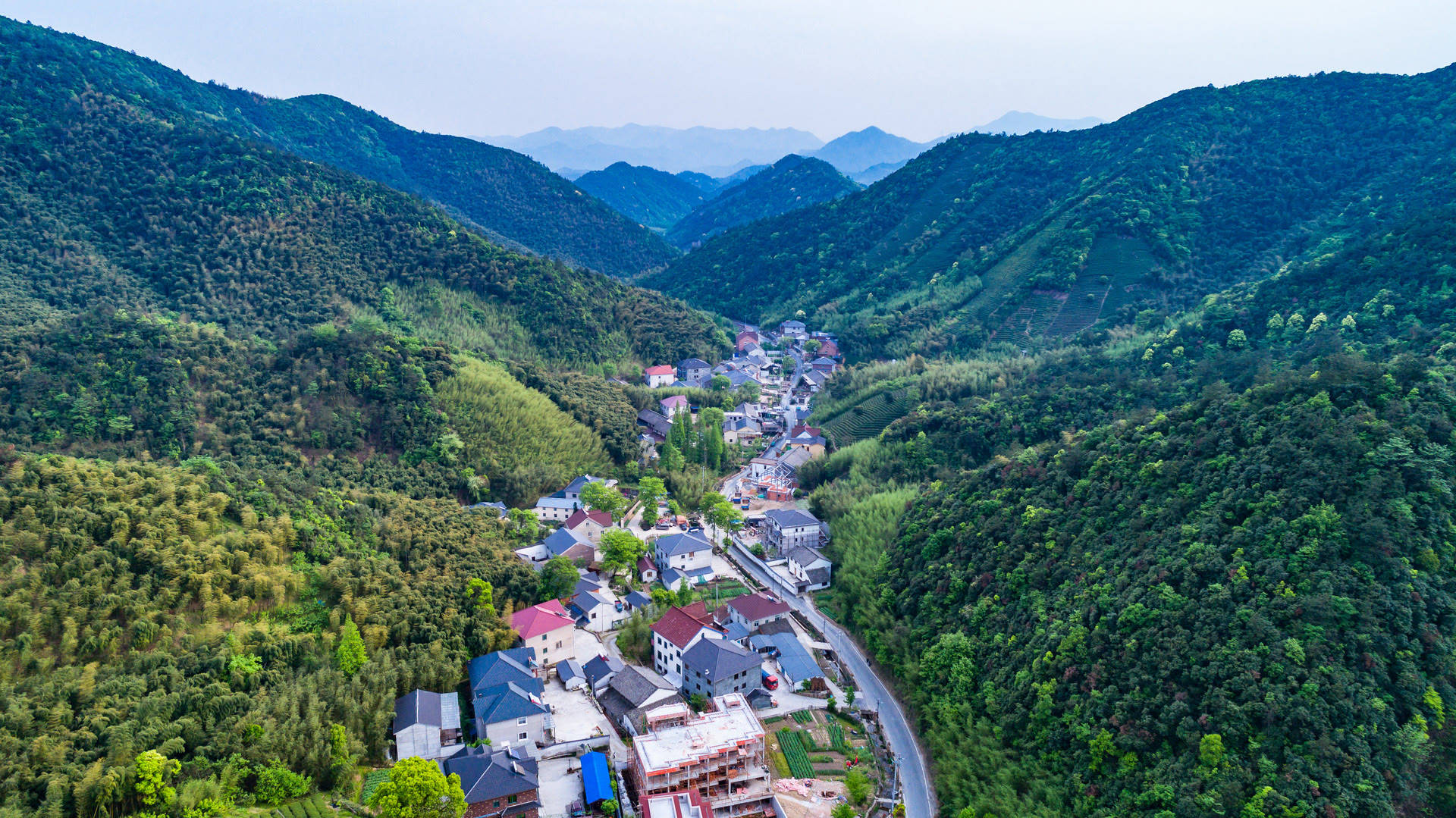 德清县境内,素有"清凉世界"之美誉,主要景点有莫干湖,碧坞龙潭,天泉山