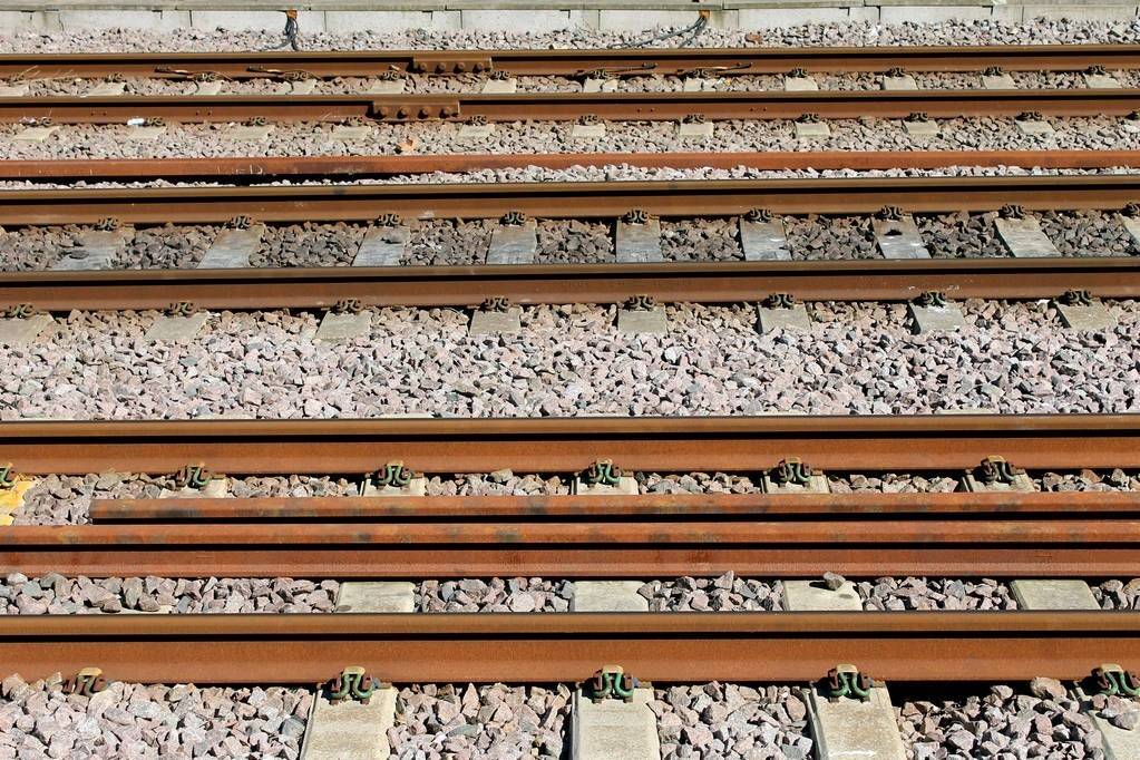 为什么火车轨道是钢材,还会出现"铁锈"呢?怎么不改变材质呢?