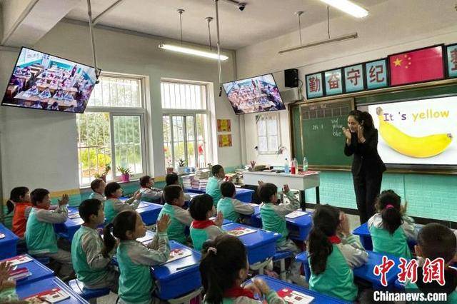 农村薄弱学校专业学科师资缺乏的现状,实现中心小学学生和教学点学生