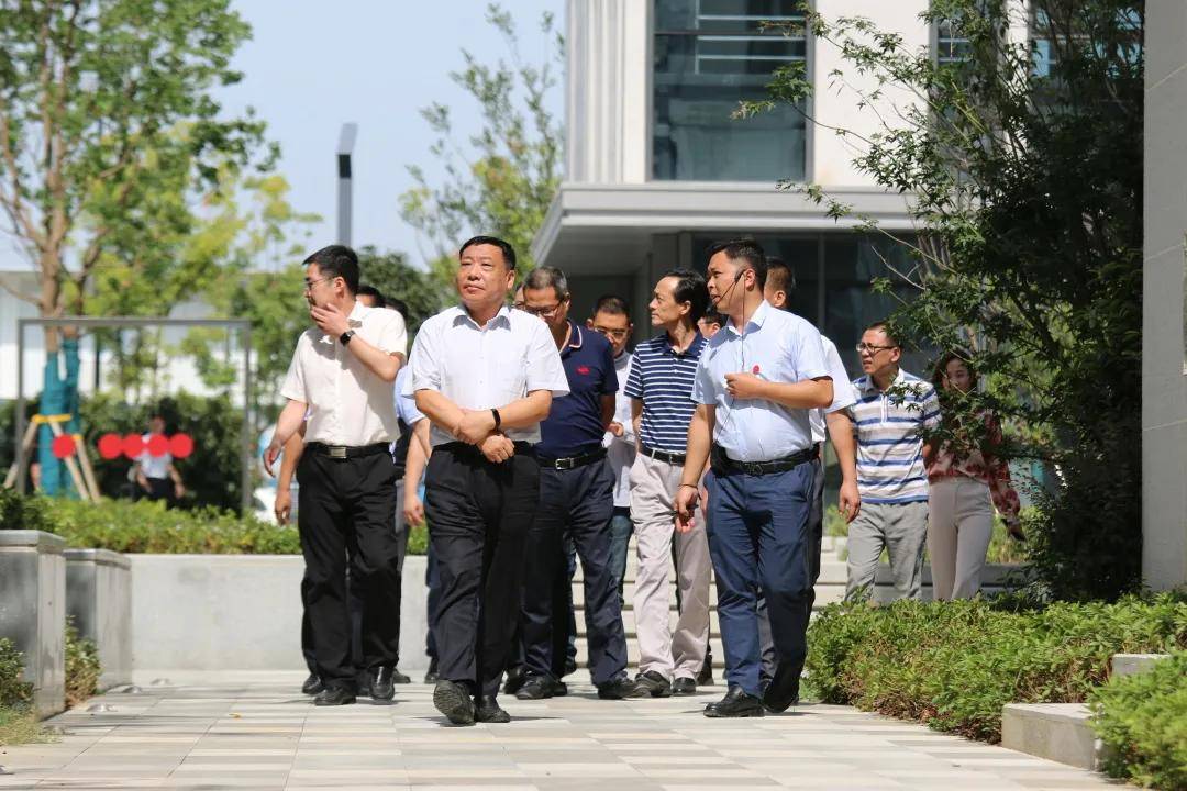 张家港市政协主席黄雪元莅临垠坤集团参观考察