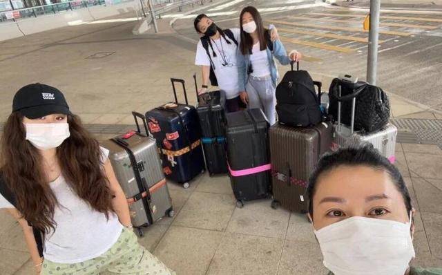 事实上,除了范姜的两个亲生女儿,她还把章小蕙的女儿钟嘉晴带到了大陆